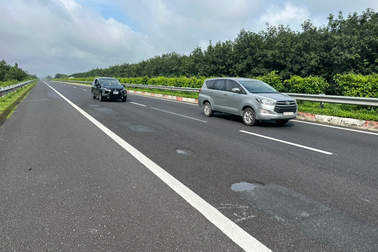 Cao tốc TPHCM - Long Thành - Dầu Giây xuất hiện nhiều ổ gà, tài xế lo lắng