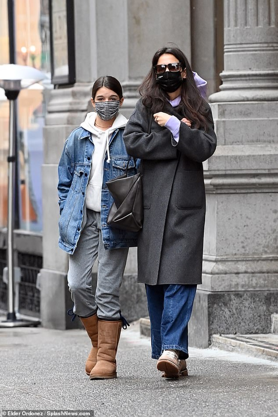 Katie Holmes cùng con gái đi sắm đồ Giáng sinh - 1 Katie Holmes cùng con gái đi sắm đồ Giáng sinh - 1