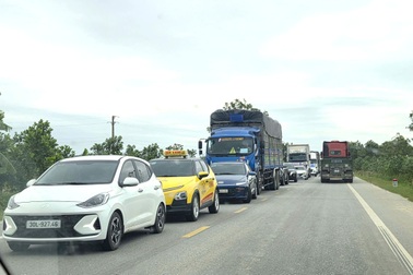 Tài xế bất ngờ khi đường vào cao tốc bị cấm, ùn tắc kéo dài