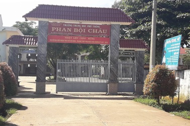 Niềm vui muộn của hai nữ sinh mồ côi