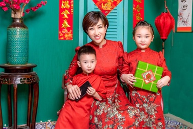 Lều Phương Anh rạng rỡ chụp ảnh du xuân cùng 2 con