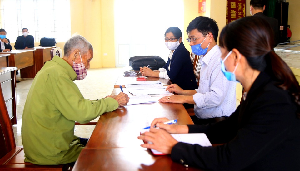 Những người dân đầu tiên nhận tiền hỗ trợ khó khăn vì Covid-19 - 2 Những người dân đầu tiên nhận tiền hỗ trợ khó khăn vì Covid-19 - 2