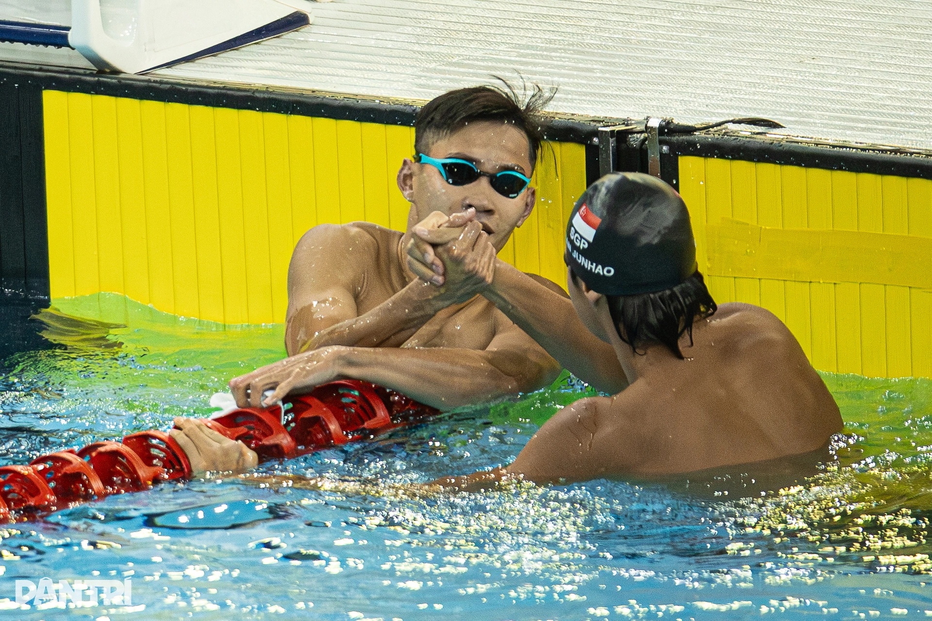 นักว่ายน้ำชาวเวียดนามระเบิดความดีใจหลังจากคว้าเหรียญทอง 3 เหรียญในการแข่งขันซีเกมส์ - 11 Kình ngư Việt Nam bùng nổ cảm xúc khi lập hat-trick HCV SEA Games - 11