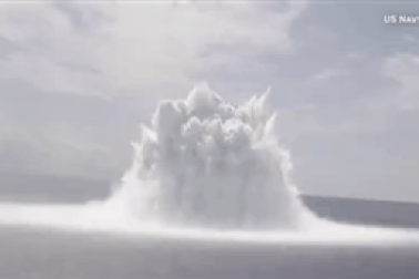 Mỹ kích nổ "như động đất" thử nghiệm tàu sân bay đắt nhất thế giới