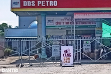 Hàng loạt cây xăng đóng cửa, người dân chạy cả chục cây số xếp hàng chờ mua