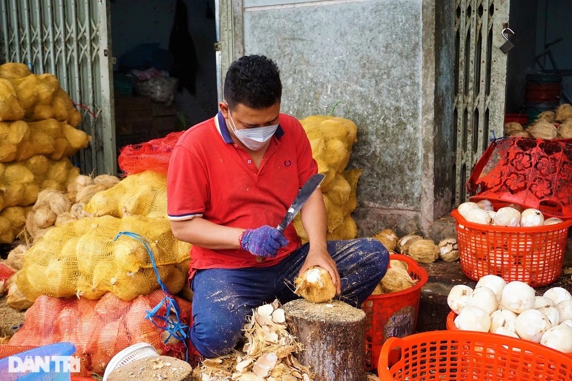 Nghề chặt đau tay kiếm vài trăm nghìn đồng mỗi ngày giáp Tết - 1 Nghề chặt đau tay kiếm vài trăm nghìn đồng mỗi ngày giáp Tết - 1