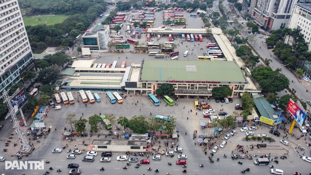 Kẻ khóc, người cười ở bến xe ngày cận Tết - 1 Kẻ khóc, người cười ở bến xe ngày cận Tết - 1
