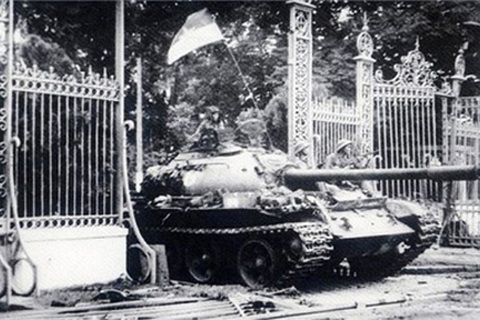 Lính bộ binh vào Dinh Độc Lập