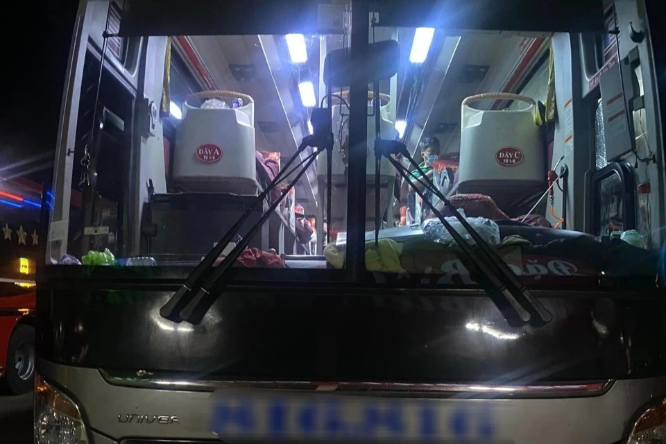 Der Fall eines Mädchens, das einen Busfahrer beschuldigt, sie im Bus belästigt zu haben: Aufforderung an die Behörden, einzugreifen - 1 Vụ cô gái tố bị tài xế sàm sỡ trên xe khách: Nhờ chính quyền vào cuộc - 1