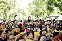 Hàng nghìn du khách đổ về lễ hội đền Bà Triệu