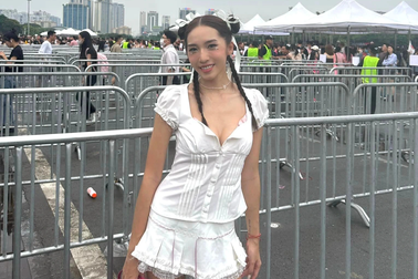 Ca sĩ Emily "gây sốt" khi tặng nón lá thành công cho thành viên Blackpink