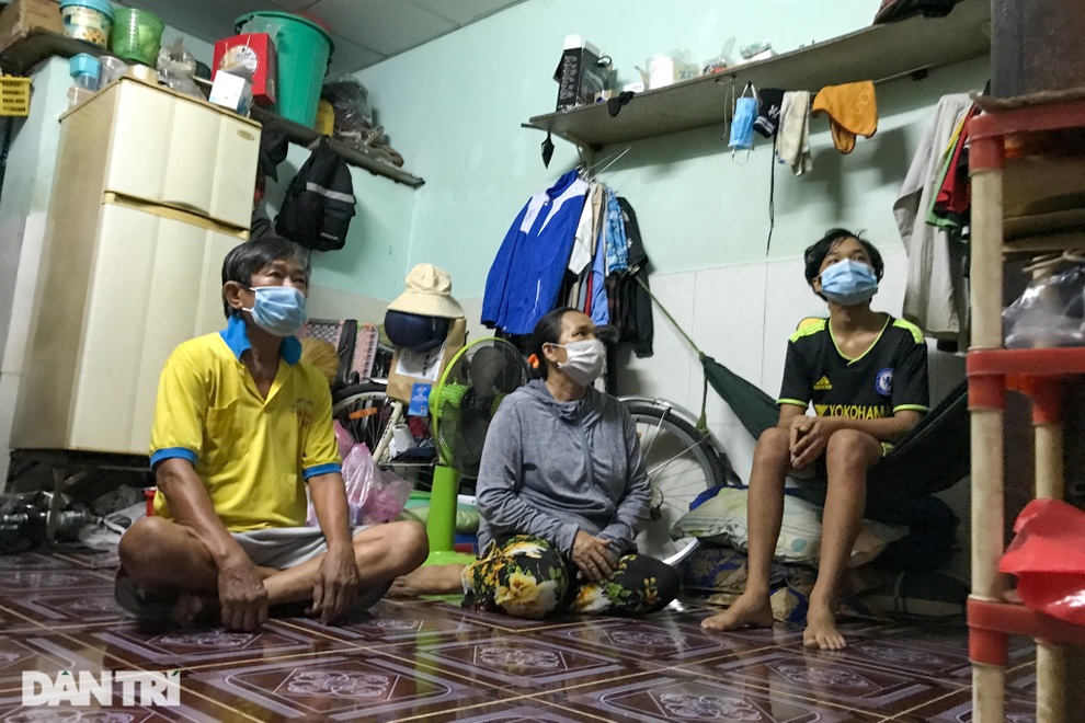 TPHCM: Mẹ đơn thân nuôi 2 con nhỏ khóc nghẹn khi nhận tiền hỗ trợ - 4 TPHCM: Mẹ đơn thân nuôi 2 con nhỏ khóc nghẹn khi nhận tiền hỗ trợ - 4