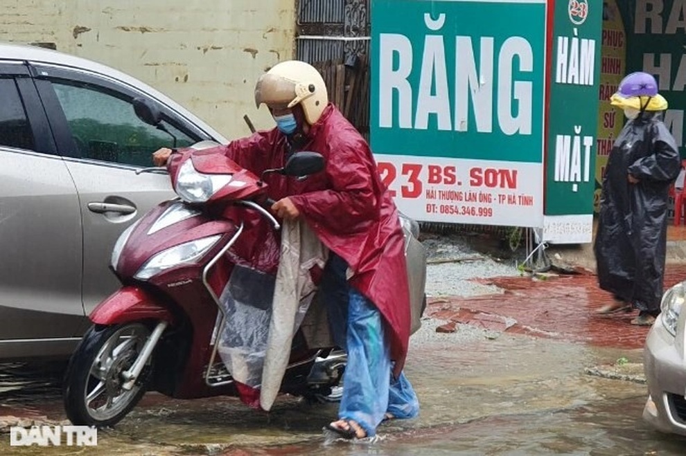 Mưa lớn nước ngập cả mét, phương tiện giao thông bơi trên đường - 3 Mưa lớn nước ngập cả mét, phương tiện giao thông bơi trên đường - 3