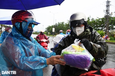 Tiếp thuốc men, lương thực cho hàng nghìn người hồi hương