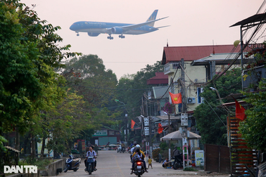 Sống dưới những chuyến bay