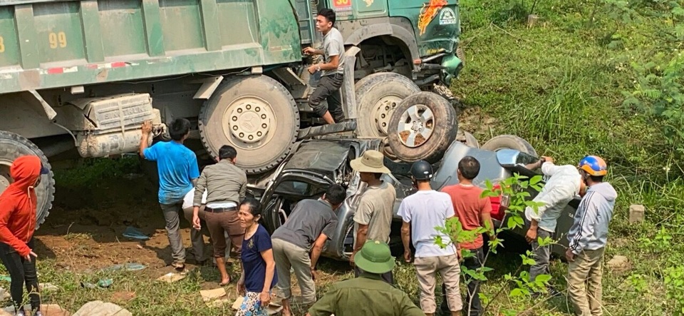 Xe bán tải bị vò nát bét, 3 người thoát chết kỳ diệu - 3 Xe bán tải bị vò nát bét, 3 người thoát chết kỳ diệu - 3
