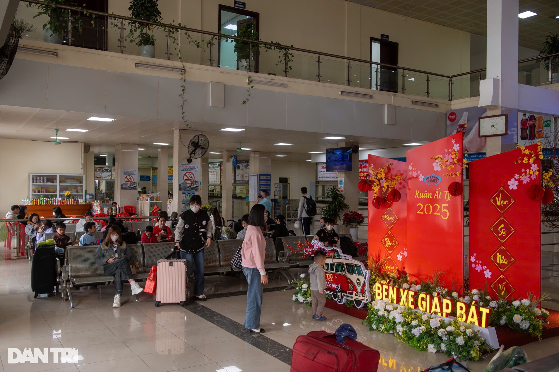 Người dân chật vật đi xe nhích từng mét rời Thủ đô về quê ăn Tết - 9 Người dân chật vật đi xe nhích từng mét rời Thủ đô về quê ăn Tết - 9