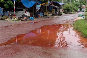Thái Nguyên: Cả một khu vực bị phủ lớp chất lỏng đỏ như máu, bốc mùi hắc