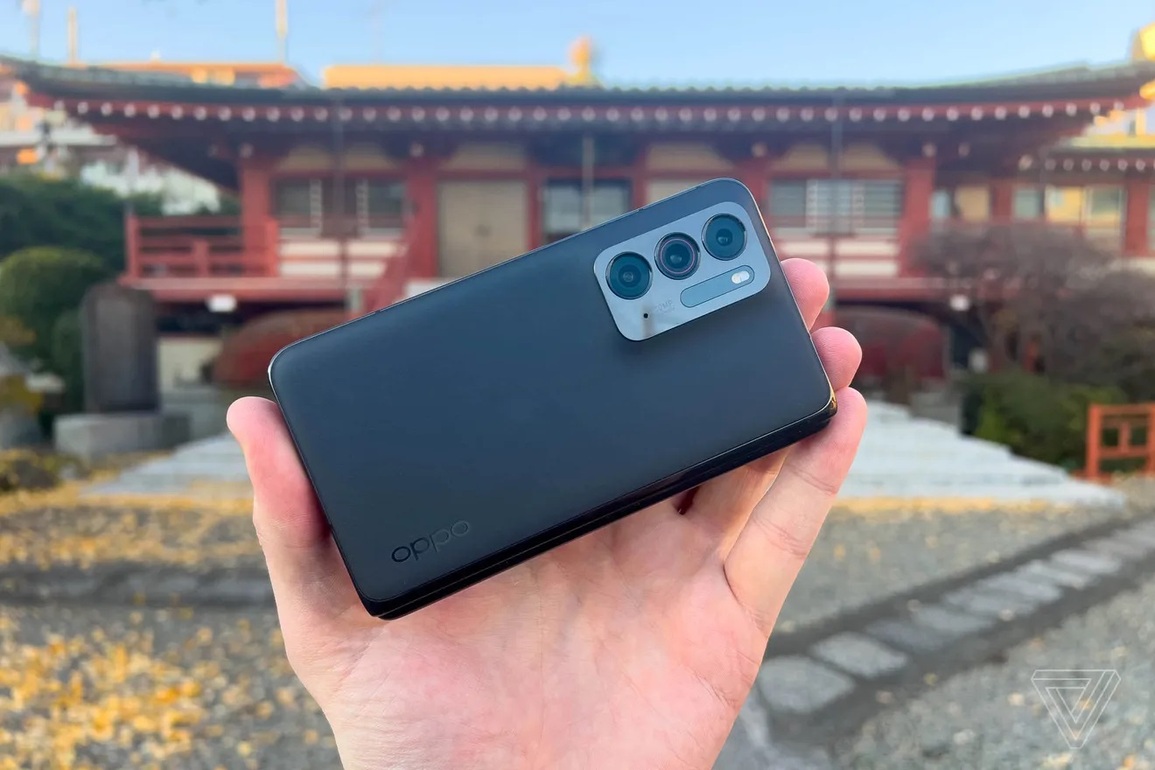 Mặt lưng của sản phẩm được trang bị cụm 3 camera (Ảnh: The Verge). Mặt lưng của sản phẩm được trang bị cụm 3 camera (Ảnh: The Verge).
