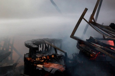 Ki ốt gần chợ cháy dữ dội, 2 ô tô bị lửa bén