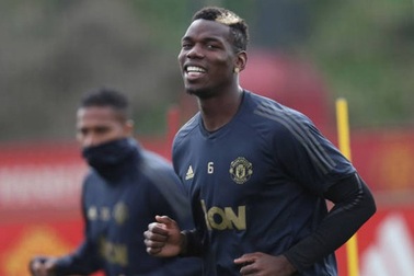 Pogba cười tươi trên sân tập nhưng… tránh mặt HLV Mourinho