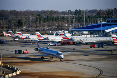 Hít mùi lạ từ máy bay, 6 thành viên tổ bay nhập viện, loạt chuyến bị hủy