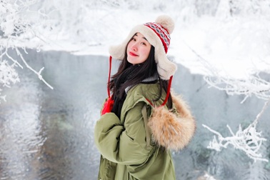 Cô gái Việt lướt xe qua hồ băng cổ đại 2 triệu năm giữa trời lạnh -40 độ C