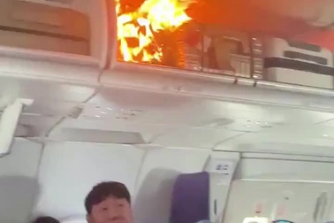 Ngọn lửa bùng phát trên máy bay của Air China