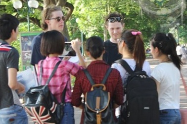 Giới trẻ "hóng chuyện", học tiếng Anh miễn phí ở Hồ Gươm