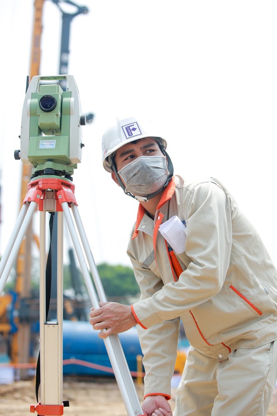 Công nhân phơi mình dưới trời nắng đổ lửa ở Hà Nội - 16