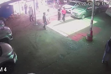 Băng nhóm cầm gậy xông vào bãi giữ xe đánh người