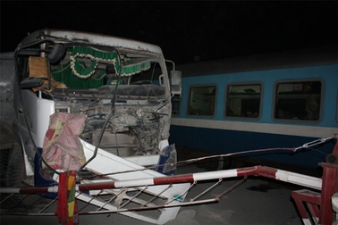 Tàu hỏa tông ô tô, lái tàu bị thương nặng