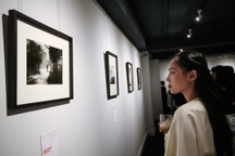 Giới trẻ TPHCM thích thú với triển lãm ảnh tại "chốn mật thất"