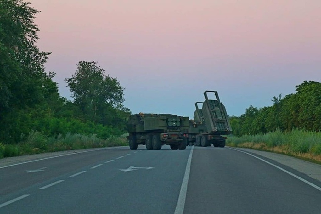 Hỏa thần HIMARS của Ukraine đánh sập cầu chiến lược ở miền Nam - 2 Hỏa thần HIMARS của Ukraine đánh sập cầu chiến lược ở miền Nam - 2