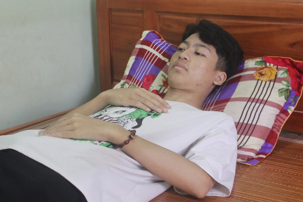 Chàng trai chết mòn được bạn đọc Dân trí giúp đỡ hơn 110 triệu đồng - 2 Chàng trai chết mòn được bạn đọc Dân trí giúp đỡ hơn 110 triệu đồng - 2