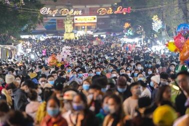 Du khách Việt "hối hận" vì đi chơi lễ: Chơi không vui còn lo ngay ngáy