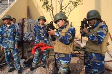 Những bóng hồng đặc công nước