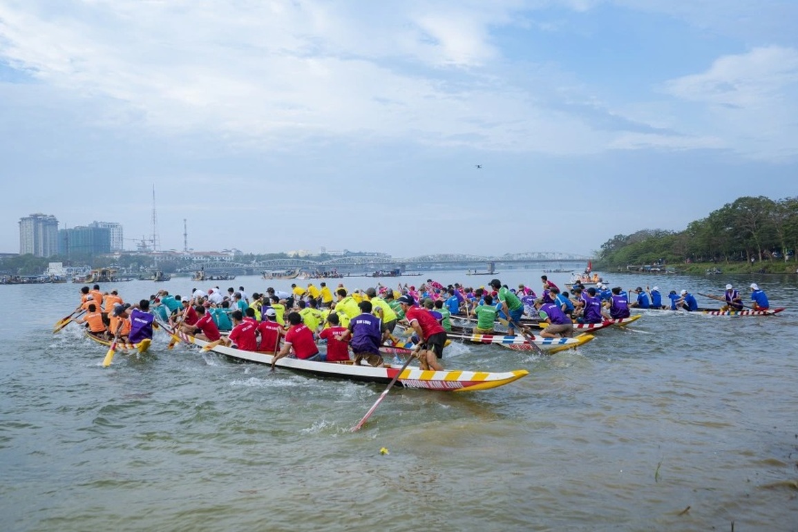 Đánh nhau hỗn loạn ở giải đua ghe, đội tung mái chèo bị thu hồi giải - 5 Đánh nhau hỗn loạn ở giải đua ghe, đội tung mái chèo bị thu hồi giải - 5