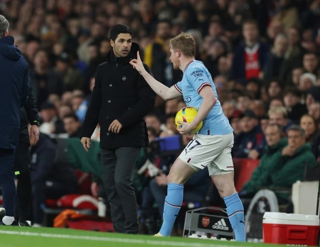 Kevin De Bruyne nổi cáu trước tiểu xảo của HLV Mikel Arteta - 2 Kevin De Bruyne nổi cáu trước tiểu xảo của HLV Mikel Arteta - 2