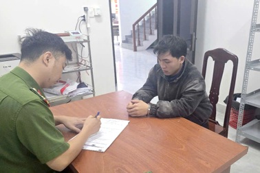 Thanh niên đu cửa taxi rồi rơi xuống cao tốc Liên Khương - Prenn