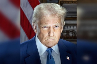 Đằng sau ánh nhìn sắc lạnh của ông Trump trong bức ảnh chính thức