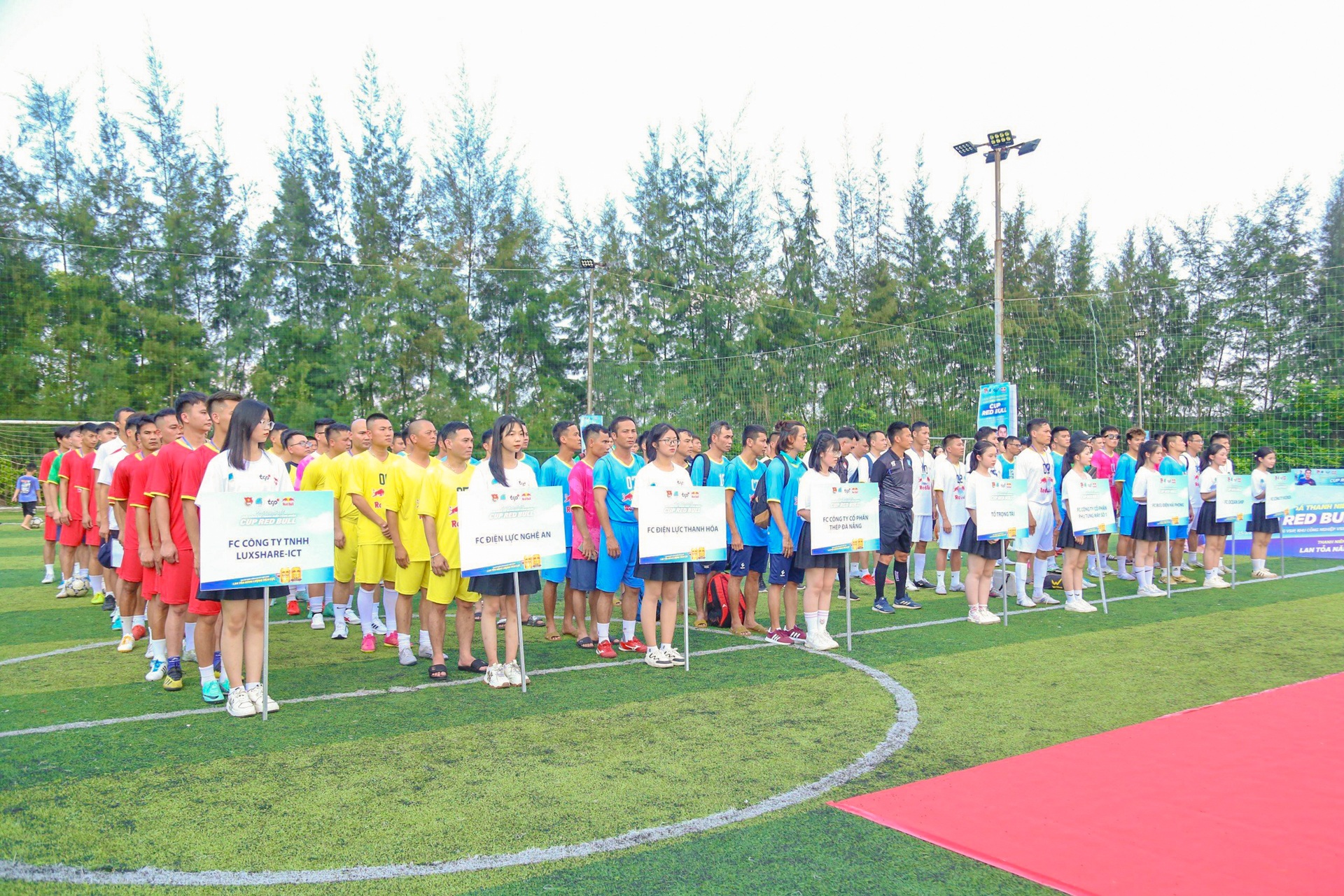 Những màn tranh tài tại vòng chung kết Giải bóng đá Thanh niên công nhân - Cup Red Bull - 3 Những màn tranh tài tại vòng chung kết Giải bóng đá Thanh niên công nhân - Cup Red Bull - 3