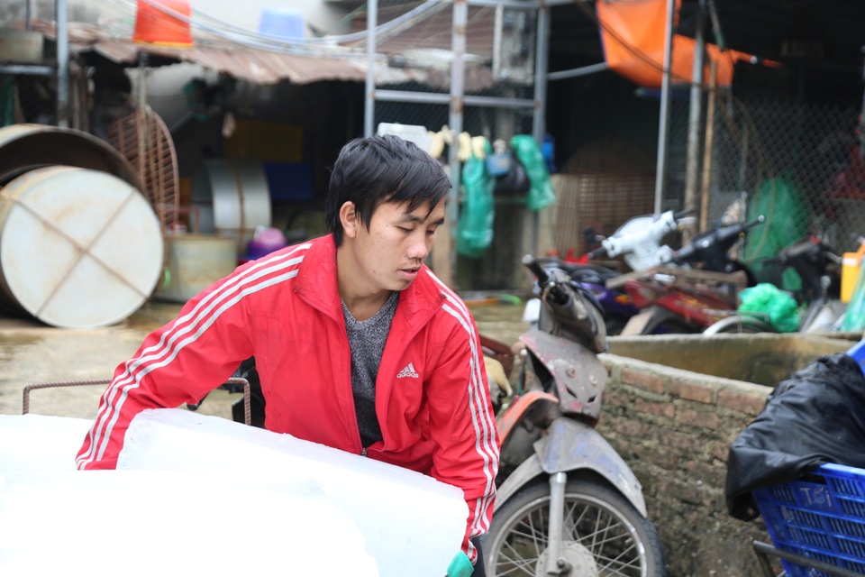 Hà Nội: Đông giá hơn 10 độ C, thợ nước đá vẫn miệt mài làm việc - 1