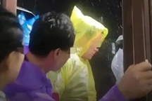 Đứng nhờ trú mưa bị tính phí đứng, ngồi, khách Trung Quốc sốc không cãi nổi