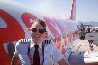 Chân dung nữ cơ trưởng trẻ nhất thế giới