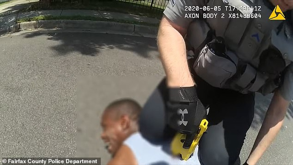 Cảnh sát Mỹ trấn áp bằng súng điện khiến người da màu “không thở được” - 1 Cảnh sát Mỹ trấn áp bằng súng điện khiến người da màu “không thở được” - 1