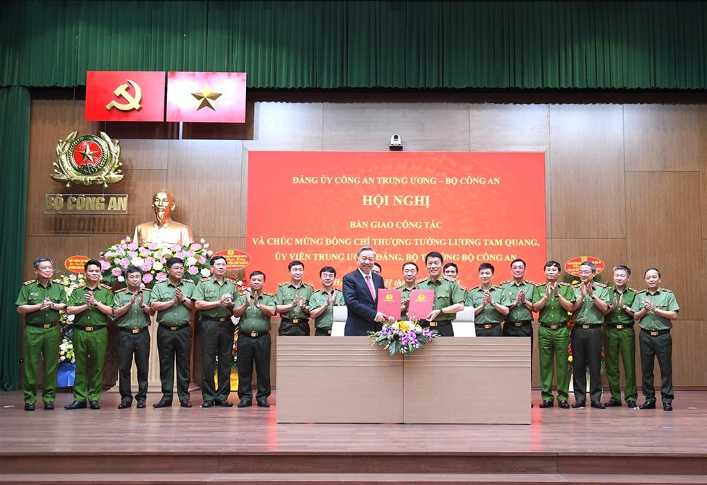 Bàn giao công tác giữa Đại tướng Tô Lâm và Thượng tướng Lương Tam Quang - 1 Bàn giao công tác giữa Đại tướng Tô Lâm và Thượng tướng Lương Tam Quang - 1