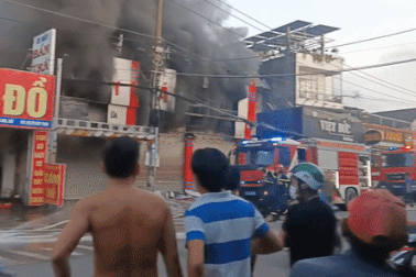 Cửa hàng kinh doanh xe máy bốc cháy, hơn 100 xe bị lửa thiêu rụi