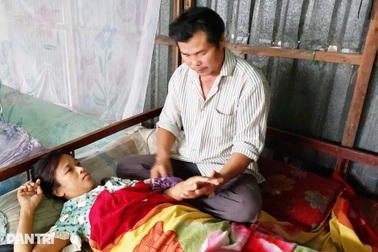 Mẹ bệnh liệt giường, vợ suy thận, cha nghèo lo con thơ thất học