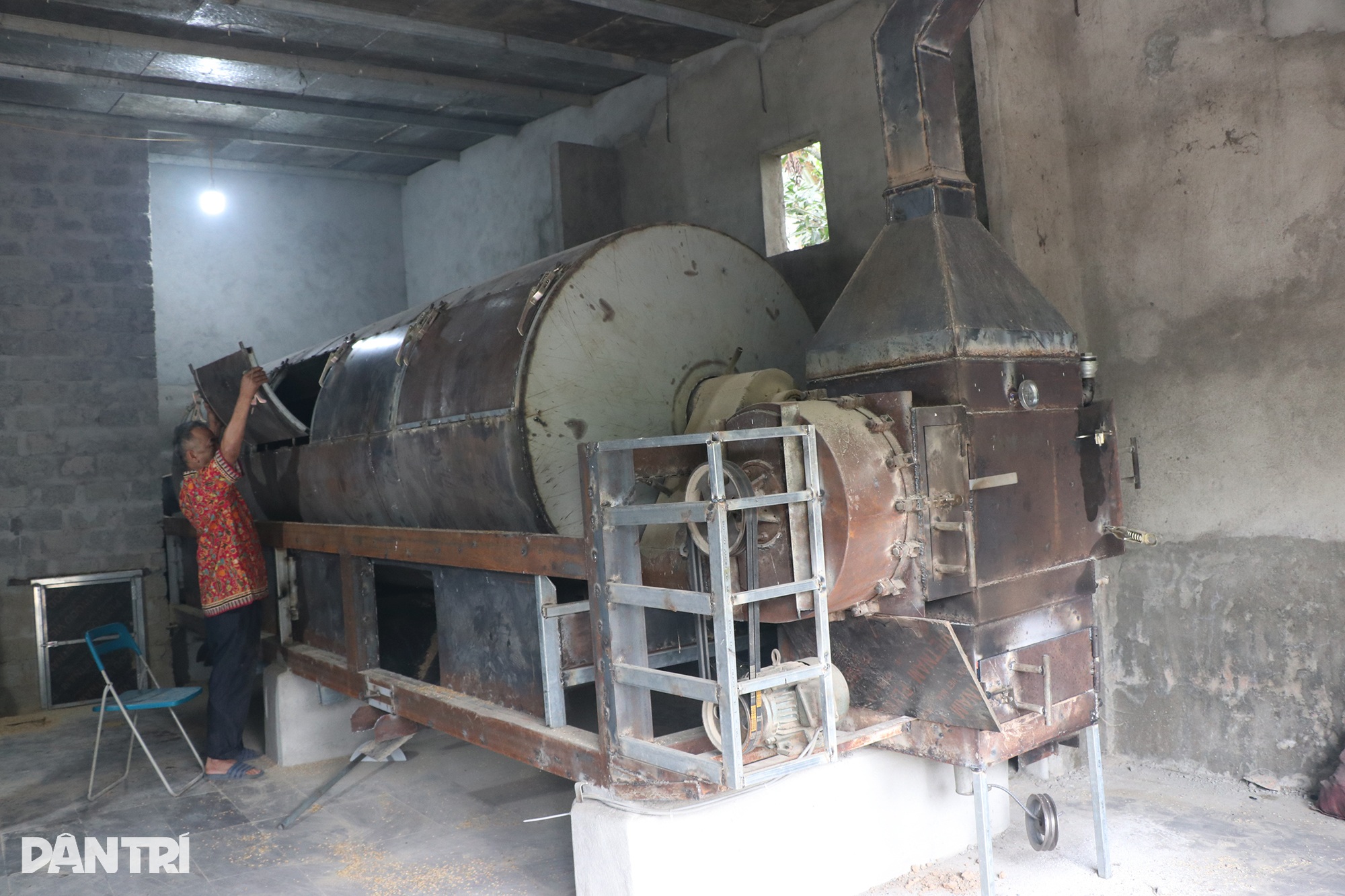 Lão nông chế máy sấy lúa và giấc mơ nâng cao giá trị hạt gạo - 1 Lão nông chế máy sấy lúa và giấc mơ nâng cao giá trị hạt gạo - 1